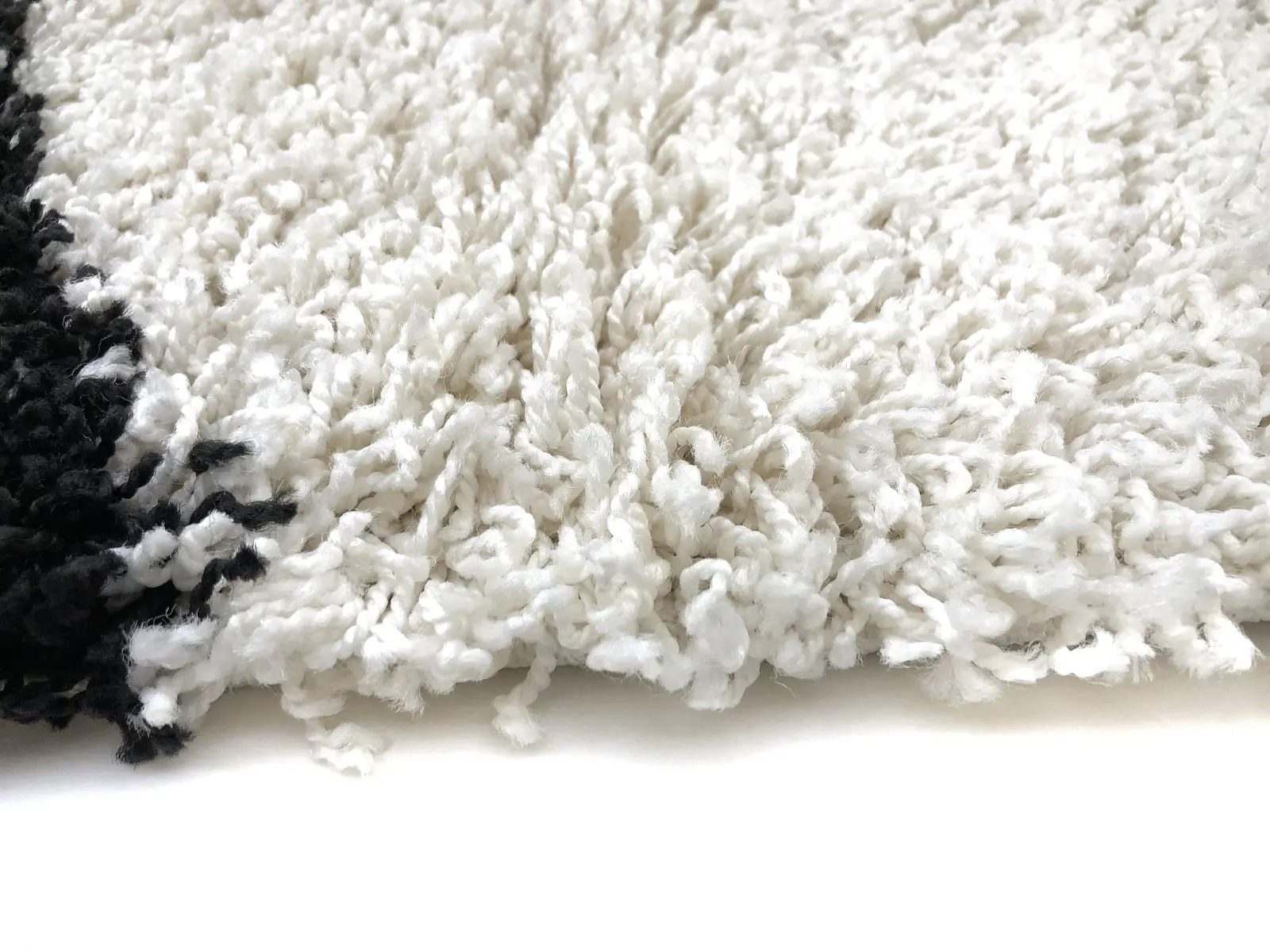 Пухнастий килим Plumis Lux WHITE 7368В